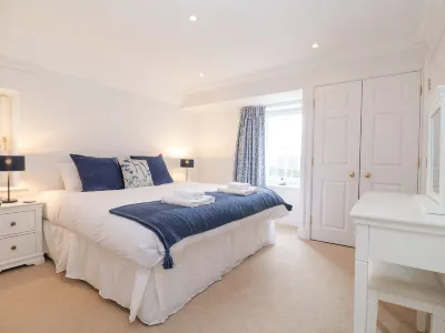 9 Church Farm Rise Hotels in 
