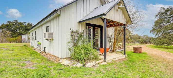 Large Yard + Pond: Fayetteville Rural Retreat Hotels in Fayette County