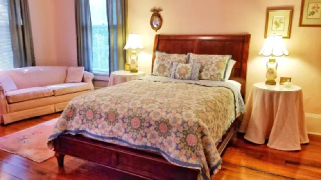 Millhouse Inn Hotels in Quincy