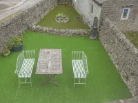 3 Primitive Mews