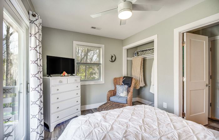 Kitty Hawk Apartment w/ Hot Tub - 1 Mi to Beach!