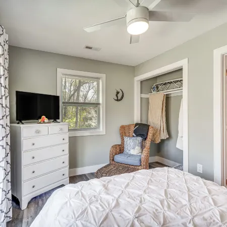 Kitty Hawk Apartment w/ Hot Tub - 1 Mi to Beach!