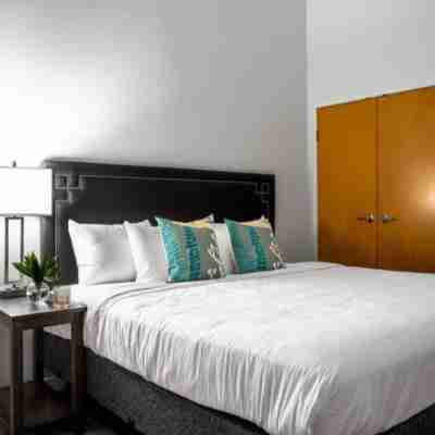 Bold 2Br 2BA in the Block Apartment by CozySuites! Rooms