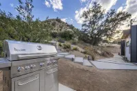 A Little Tish - Secluded Stargazers Getaway 2 Bedroom Home by RedAwning Hotels in Pioneertown