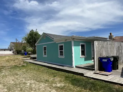 Sandy Mutts at the Beach 1 Bedroom Cottage by RedAwning Hotels near Norfolk Premium Outlets