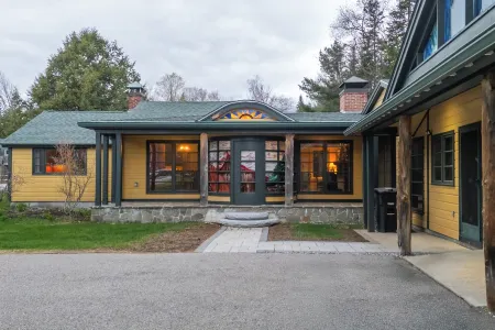 Sleeps 16+Hottub+Sauna+Pet Friendly+7 Min to Skiing Отели рядом с достопримечательностью «Уотервилл Вэлли Резорт»