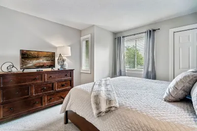 WinterSpecials*Indoor pool/spa*King beds*Clean*Panoramic views*Mins to downtown