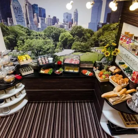 Hotel la Roseraie Отели рядом с достопримечательностью «Станция метро Houba-Brugmann»