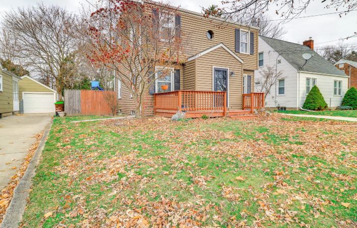 Walk to Adrian College: Family Home in Michigan
