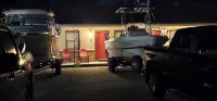 Theater Motel - parking