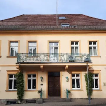 Hotel Garni Schlossgarten Отели в г. Нойштрелиц