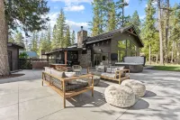 Beautiful Waterfront Cabin with a Hot Tub & Sauna