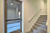 特拉弗斯城市中心公寓：距滑雪坡32英里！