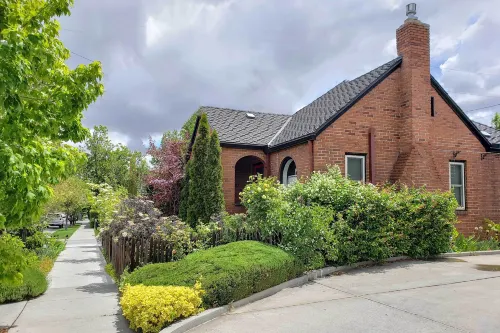 Ski, Shop and Explore Walkable Midtown Reno Oasis!