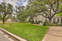 < 1 Mi to Kyle Field: Cozy Studio w/ Outdoor Space - Apartments