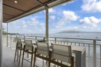 BRAND NEW REMODEL Rooftop Lahaina Oceanfront Penthouse with 360 degree views! 라하이나 호텔