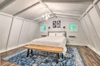 Private Hot Tub & Fire Pit: Family Broadway Cabin - parking