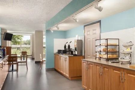 The Palms Inn & Suites Miami, Kendall, FL Отели рядом с достопримечательностью «Парк Тропикал»