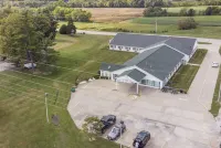 Red BUD Country Inn - Motels