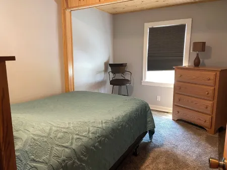 House on Lake Erie Bluff! Gorgeous lakefront view with spectacular sunsets! Отели рядом с достопримечательностью «Uncle John's Elk Creek Campground»