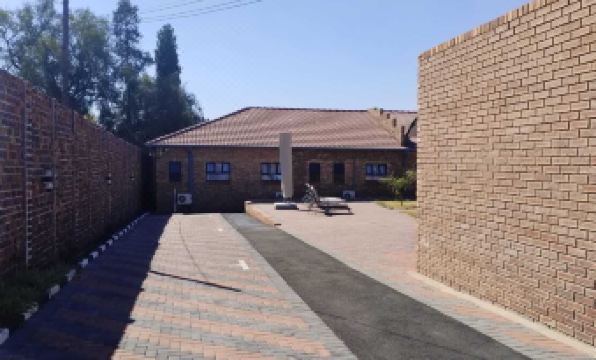 Emperor Lodge and Tours