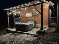 Cozy Buffalo River Cabin Getaway with hot tub!!