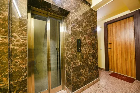 FabHotel Ishtara Auberge - Nr Yashobhoomi Convention Centre Отели рядом с достопримечательностью «Храм Йогмайи»