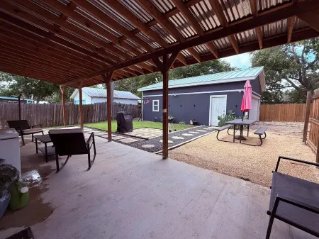 Spacious Vintage Gem - Big Yard - Close to Downtown & Schreiner - Dogs Welcome!