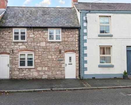Esmor Cottage Hotels in Mold