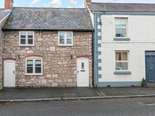 Esmor Cottage Hotels in Mold