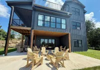 Cliffside Cottage, Private Pond, 50 acres w/ Breathtaking views near Galena, IL