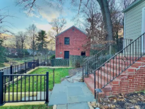 DC Metro: Cozy 4BR Cottage on a Hill - Pets allowed 銀泉酒店