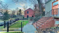 DC Metro: Cozy 4BR Cottage on a Hill - Pets allowed Hotels in Silver Spring