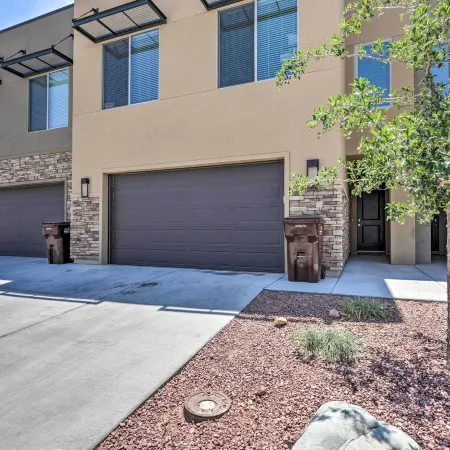 Luxury Downtown Moab Townhome w/ Pool Access!