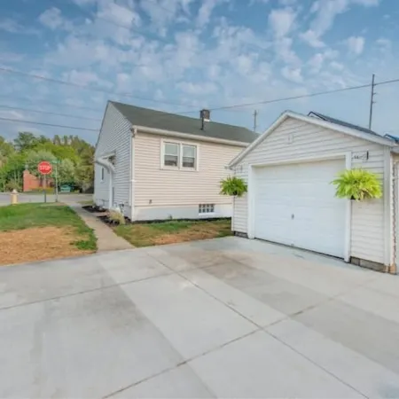Kingwood Cottage, a beautiful 2-bedroom cottage across from Kingwood