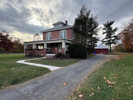Charming 3-bedroom house in the heart of town right off I-70