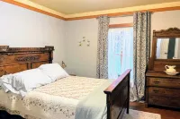 Historic Charm- 4 bedroom house in wonderful Fortuna with hot tub