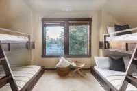 Klamath by AvantStay Premier Lakeside Cabin w Spa Fire Pit Lake Views