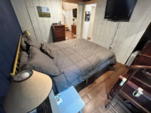 Tranquil cabin with AC and 2 creeks on secluded 5 acres with WiFi