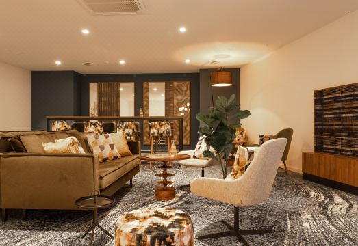 힐튼 가든 인 브뤼셀 공항의 밝고 현대적인 프런트 데스크