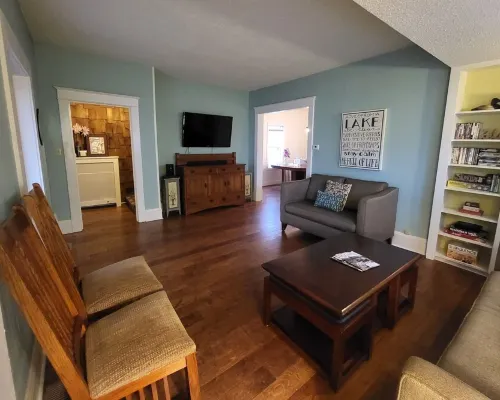 Charmer on 4th · 3Br/2BA · Downtown · Fire Pit · Fenced Yard · Enclosed Porch Hotels in Devils Lake