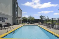 Sonesta Essential Hotels & Suites Kansas City Blue Springs - Pools