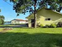 Romantic Cottage+Boating with Dock, + Atv Trails + Fishing+ .5 Mile to Downtown! Hotels in Chetek