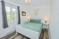 Bright & spacious 1 bedroom suite by the beach!