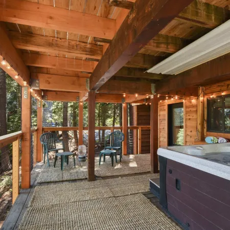 Snowshoe Cabin 3 Decks, BBQ & Hot Tub!
