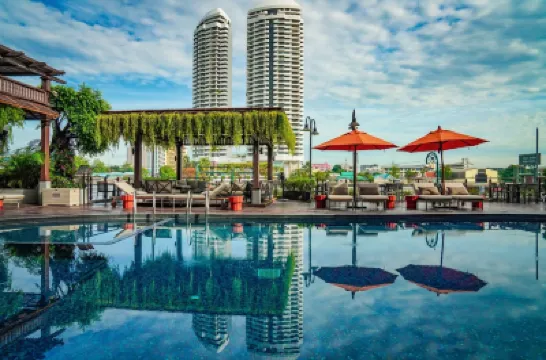 Riva Surya Bangkok Отели рядом с достопримечательностью «Пирс Праатхит»