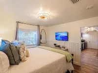 Waterfront Oasis with Boat Lift & Hot Tub in Bokeelia Hotels in Bokeelia