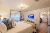 Waterfront Oasis with Boat Lift & Hot Tub in Bokeelia