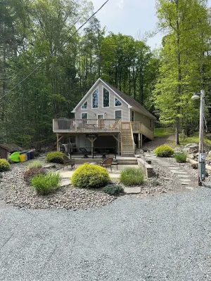 Charming 3-bedroom house with Loft & 2 Double Beds in fabulous Greentown