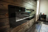 Sweet Retreat Cabin on 2acres of woods, 2miles from Lake Martin, pet friendly